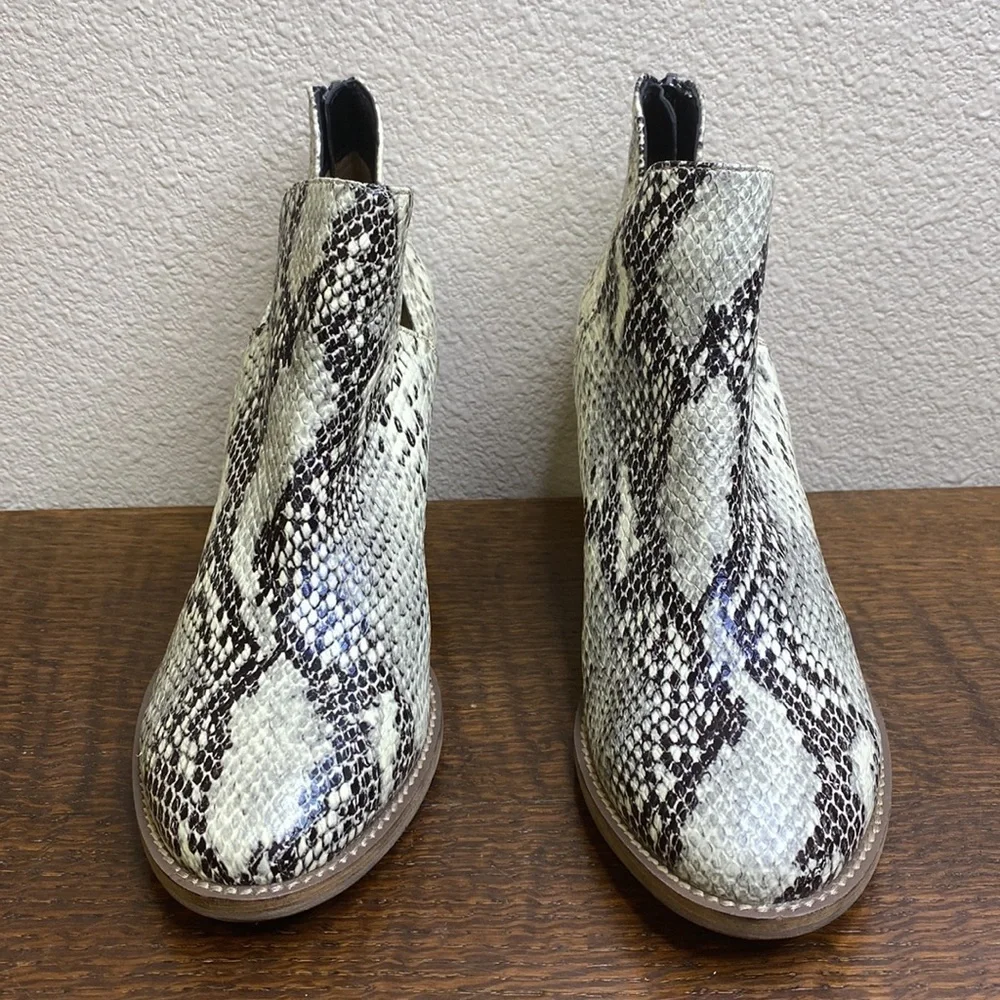 Blondo Waterproof Booties Snakeskin Print NWOT Size 7.5